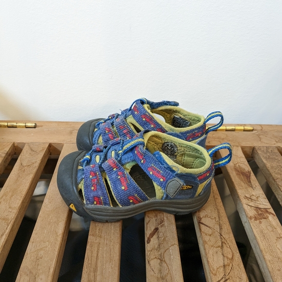 Keen Newport H2 Sandals Car Surf Board Print Blue Red Yellow Hiking Sandals - Picture 4 of 9